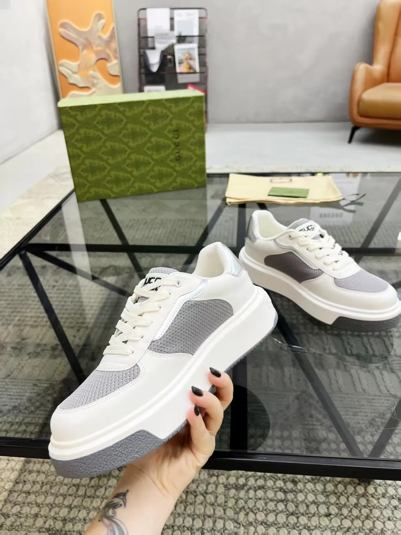 Factory price: 460💰Gucci new men's shoes GUCCI [Lightning] latest shoes are shipped. Original quality, fashionable, made of special materials, sheepskin lining, brand new packaging. The foot feels super comfortable and the workmanship is impeccable. Size: 38-45